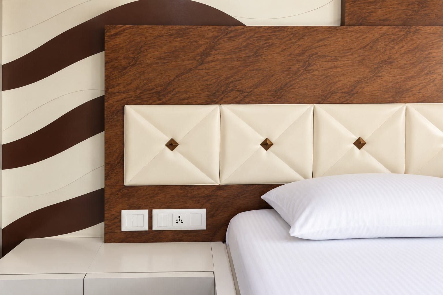 Ons 3BHK Luxury Apartment With Balcony and Chef
